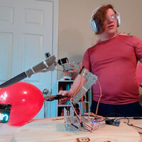 Un streamer de Twitch le da el control total a sus espectadores de un brazo robótico empuñando un cuchillo 