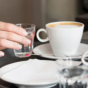Que en un café de Viena te pongan agua no es para quitar la sed: es para presumir de su calidad