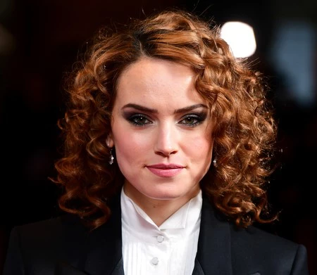 Daisy Ridley se suma a la tendencia del esmoquin en la alfombra roja con el look más vintage de su armario