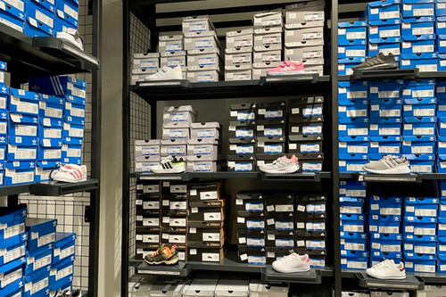 Liquidación en las rebajas de Adidas: consigue zapatillas como las Samba, pantalones Firebird y más a mitad de precio  