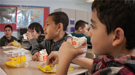 Los centros valencianos de tutela de menores recurren al Banco de Alimentos y donaciones para dar de comer a los niños