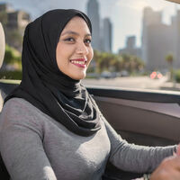 Un voluntario de 82 años ha enseñado a conducir a 400 refugiadas afganas en su coche particular. Ya son más que las que lo hacen en Afganistán