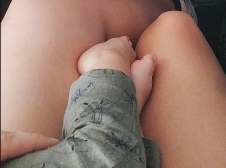 No te quejes, ayuda: una pasajera calma al bebé de una madre que viajaba en avión con sus tres hijos