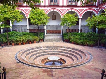 El Hospital de los Venerables en Sevilla: un centro cultural con el patio (tal vez) más bonito de la ciudad 