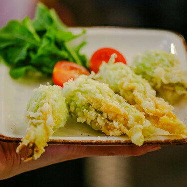 Cómo hacer flores de calabaza capeadas con relleno de queso crema, una receta deliciosa y que rinde para 5 personas