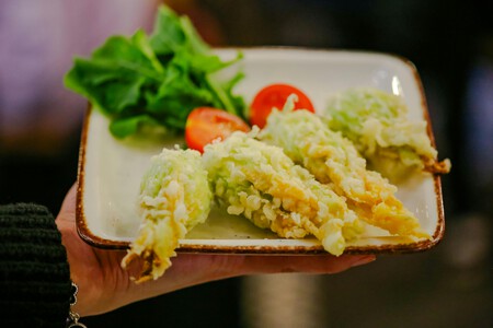 Cómo hacer flores de calabaza capeadas con relleno de queso crema, una receta deliciosa y que rinde para 5 personas