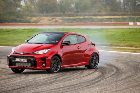 Toyota GR Yaris rojo Skidding