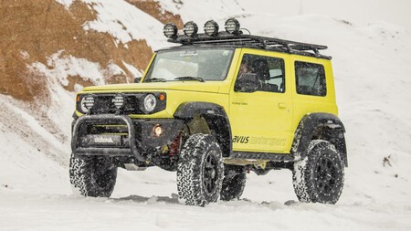 Este Suzuki Jimny con 40 cm de altura libre es el juguete todoterreno definitivo