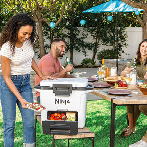 Atención playeros: esta es la nevera portátil que mantendrá las bebidas y snacks fríos todo el día, incluso al sol