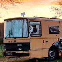 Una familia francesa vendió todo lo que tenía para comprar un autobús camper de 56.000 € y "vivir a la aventura en Europa". Les reventó a las 4 horas y ahora viven en un cámping