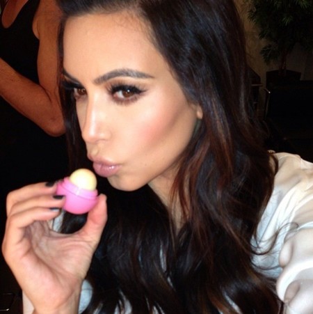 Kim Kardashian saca la panza de paseo pero de posado desnudo, ¡tararí que te vi!