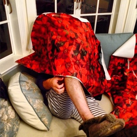 Marchando un Adam Levine envuelto por Navidad