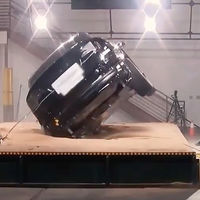 Tesla explica con un Model X por qué un SUV es tan propenso a volcarse (y el suyo no)
