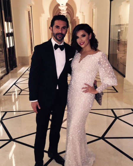 Eva Longoria luce anillaco en el dedo