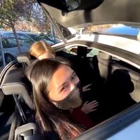 Este vídeo evidencia por qué las plazas traseras del Tesla Model Y podrían ser un peligro para los adultos