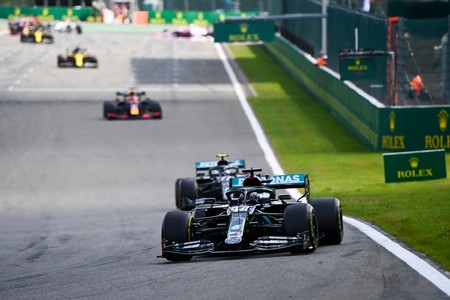 Lewis Hamilton gana una carrera en Spa en la que Carlos Sainz ni siquiera ha podido participar