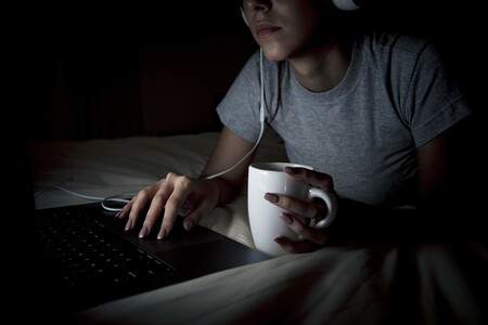 Mujer Trabajando Hasta Tarde En La Computadora Portatil