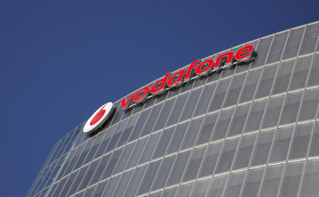 Vodafone sigue creciendo en clientes de móvil pero la guerra de tarifas afecta a sus ingresos
