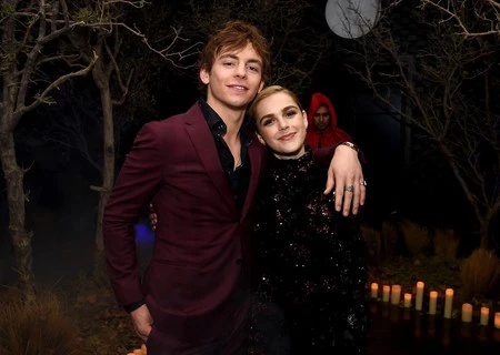 Ross Lynch combina dos de los estampados en tendencia en un sólo look para la presentación de 'Sabrina'