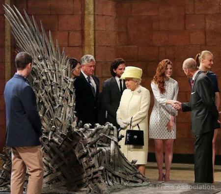 Una nueva contendiente por el Trono de Hierro, ¡la Reina de Inglaterra!