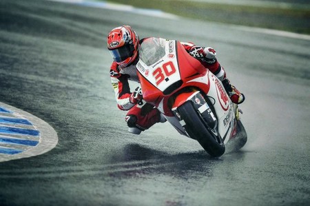 Takaaki Nakagami deleita a su público con una pole in extremis. Luthi y Morbidelli desaparecidos