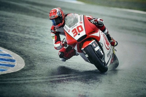 Takaaki Nakagami deleita a su público con una pole in extremis. Luthi y Morbidelli desaparecidos