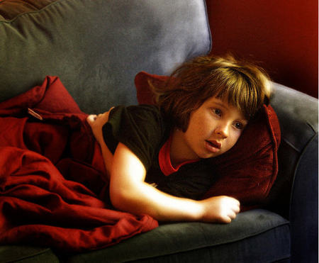 Los niños que ven la tele antes de irse a dormir tardan más en conciliar el sueño