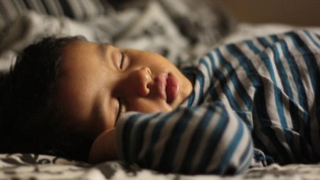 Para que tu hijo no sea obeso: procura que duerma lo suficiente