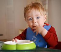 Dejarlos que coman solos y que elijan los alimentos