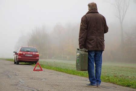 Coche que se ha quedado tirado sin combustible