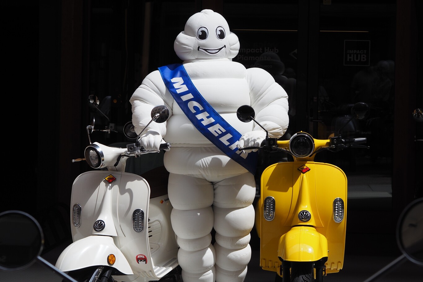 Probamos la Velca Tramontana con los Michelin City Grip 2: una moto eléctrica asequible que se da la mano con un gigante concienciado