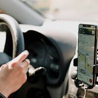 Llevo tantos años usando Google Maps en el coche que ya no sé conducir sin el móvil. Lo descubrí de la peor manera