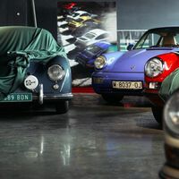 Nadie imaginaría los coches que esconde esta nave industrial en Madrid: del Porsche de Ángel Nieto a un mito de Le Mans