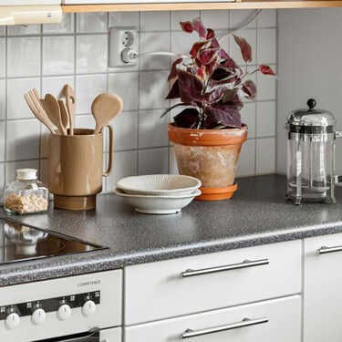 Los profesionales de limpieza se ponen de acuerdo: el papel de cocina es clave para eliminar las pasadas de bayeta de la vitrocerámica