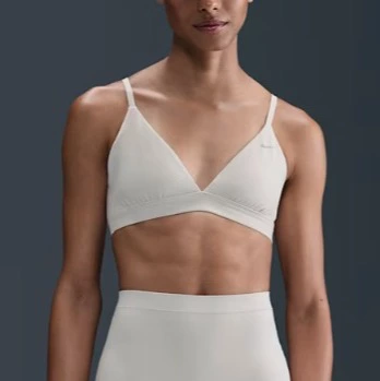 Nike Form Sujetador deportivo triangular de sujeción ligera sin almohadillas - Mujer