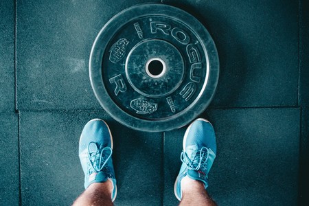 Entrenar con más peso del que deberías: uno de los errores más comunes en el gimnasio