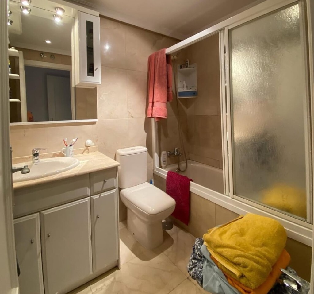 La brutal transformación de un cuarto de baño triste y viejuno