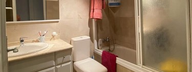 La brutal transformación de un cuarto de baño triste y viejuno
