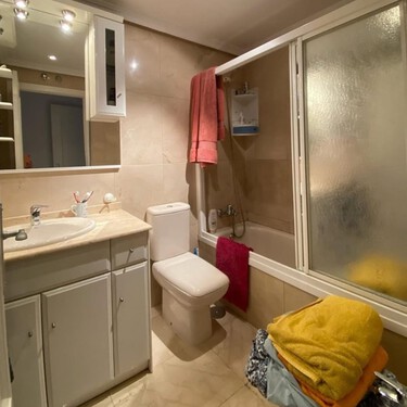 La brutal transformación de un cuarto de baño triste y viejuno
