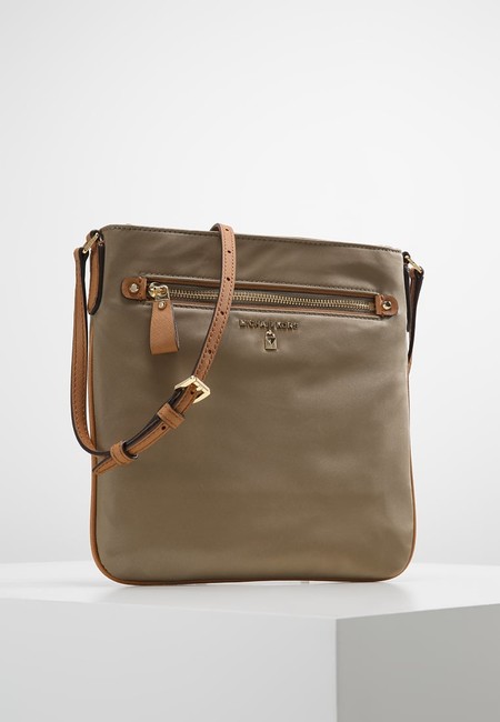 Tras un descuento del 50% el bolso de estilo bandolera Kesley de Michael Kors puede ser nuestro por 42,45 euros en Zalando