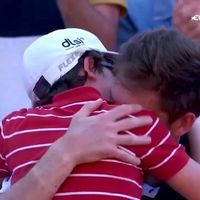 Cuando los hijos consuelan a los padres: el emotivo abrazo del hijo de Mahut al perder en Roland Garrós