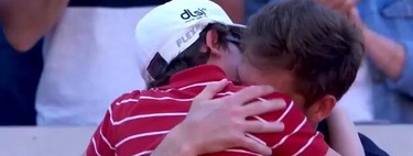 Cuando los hijos consuelan a los padres: el emotivo abrazo del hijo de Mahut al perder en Roland Garrós