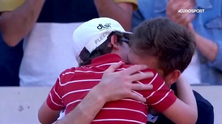 Cuando los hijos consuelan a los padres: el emotivo abrazo del hijo de Mahut al perder en Roland Garrós