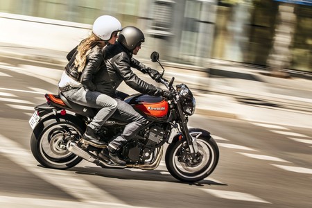 Sí, te pueden multar con más de 600 euros por no usar mascarilla en moto, pero solo en algunos casos