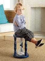 Taburete con reloj de arena para el "tiempo fuera"