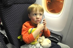 Maneras de entretener a un niño durante un vuelo de larga duración