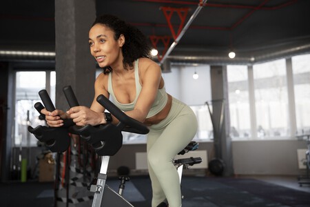 Esta bicicleta de spinning, compatible con plataformas de entrenamiento virtuales, tiene un descuento de casi 1.000 euros