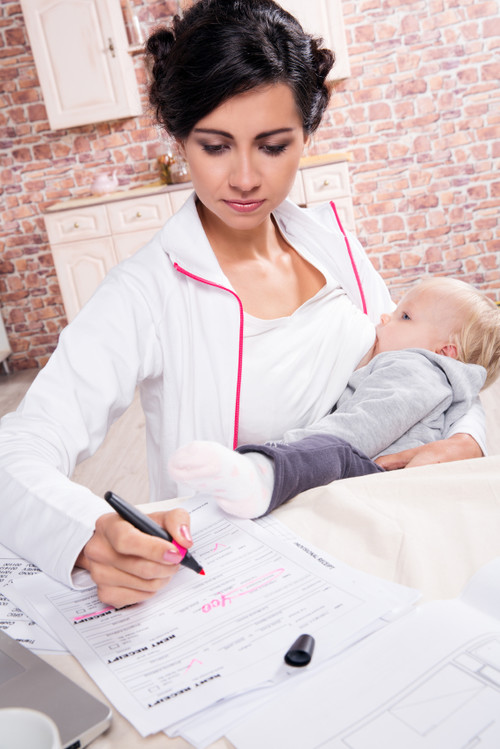 Amamantar y trabajar: qué necesitan las madres para que sea posible