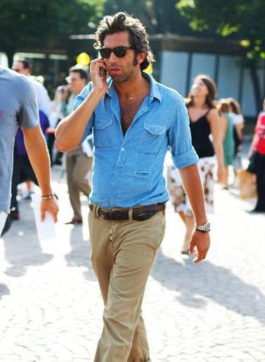 Camisa vaquera y khakis, un look sencillo y genial