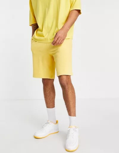 Shorts amarillos extragrandes con lavado ácido vintage de ASOS DESIGN
